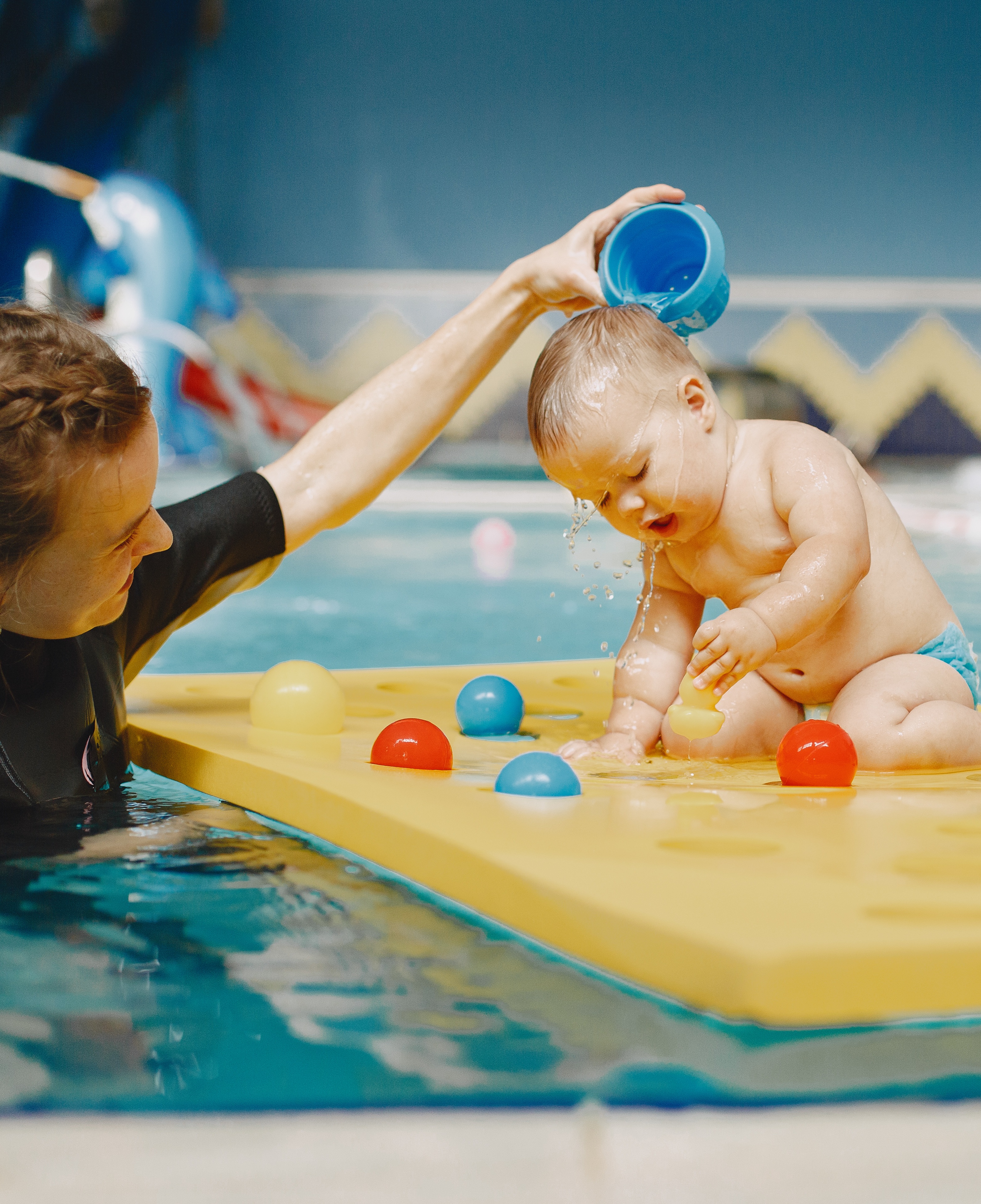 Bebé durante sesión de hidroterapia en piscina terapéutica